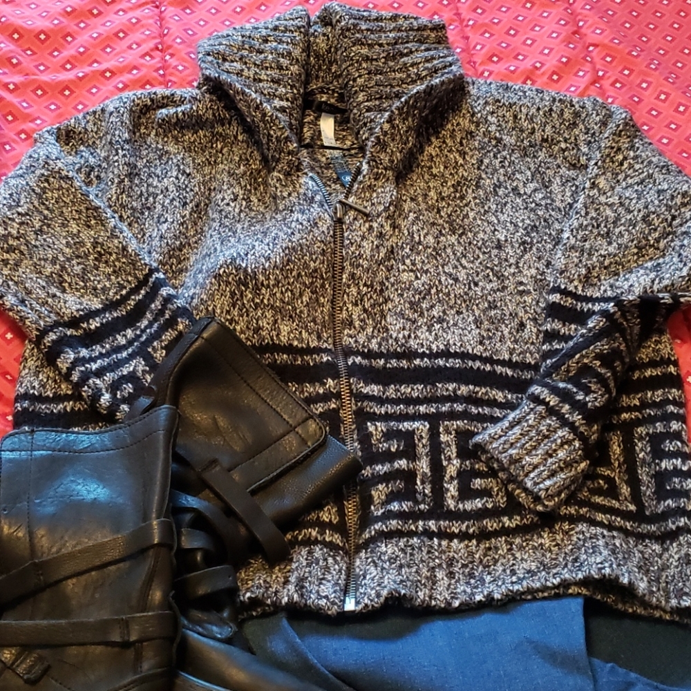 3/45 Kensie grey and black zip up sweater. Size sm